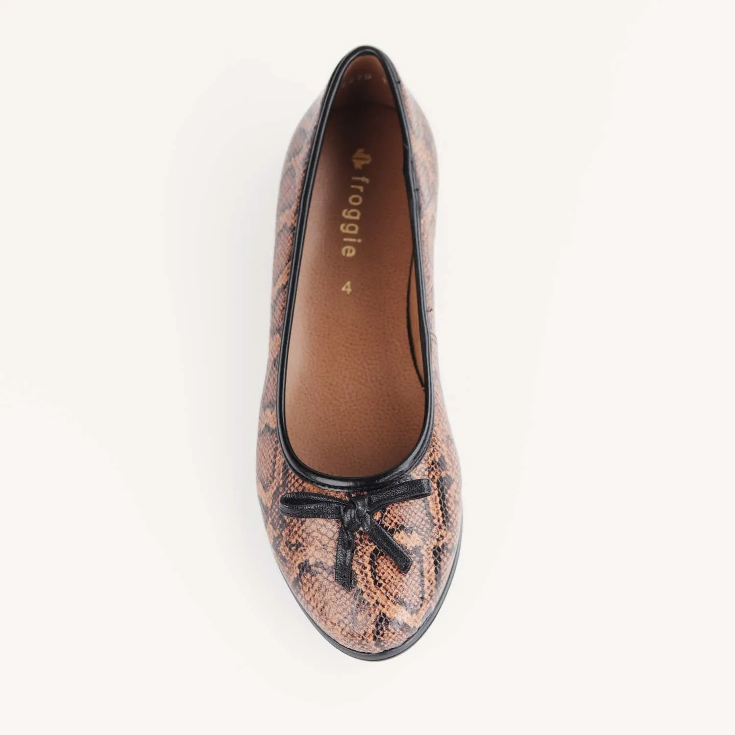 Flat Pump with Bow in Saddle - 12672